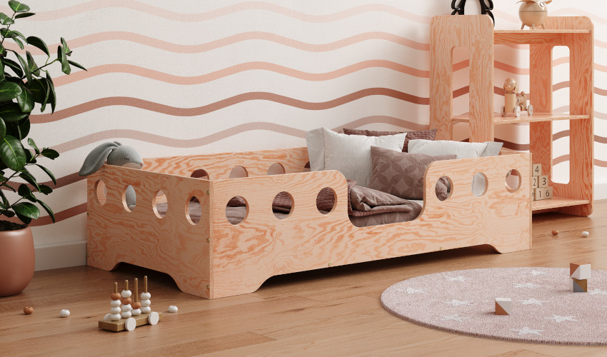 Drewniane łóżko z barierkami wykonane ze sklejki sosnowej w kolorze naturalnego drewna z wejściem na środku